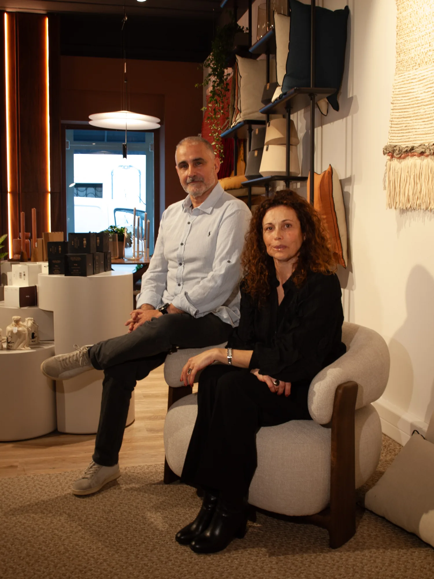 Os dois fundadores da D'Interiores no atelier.